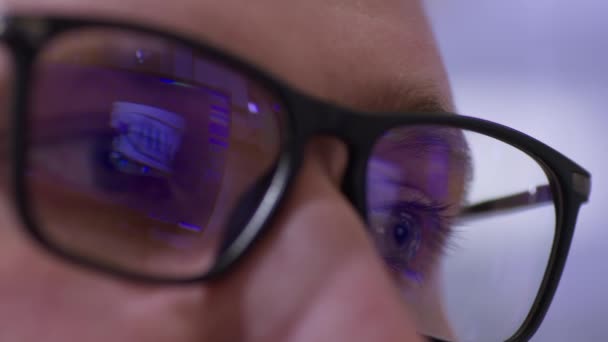 Macro Occhi Maschili Attraverso Occhiali Con Esposizione Immagine Monitor Programma — Video Stock