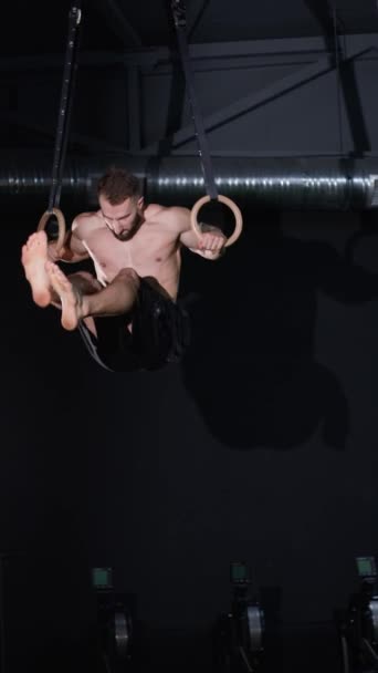 Video Verticale Maschio Caucasico Bodybuilder Esercizio Fisico Sta Lavorando Anelli — Video Stock