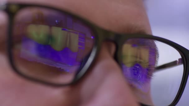 マクロ 人工顎でモニターのマンショングラスの反射 セラミック製の偽の歯を持つデザインプログラム コンピュータで作業する人の目 — ストック動画