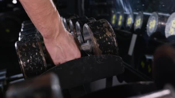 Manliga Händer Tar Bodybuilding Hantlar Mörk Gym Klubb Närbild Man — Stockvideo