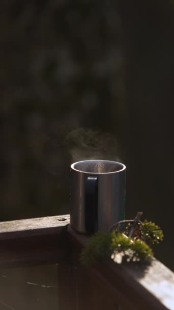垂直录像 在寒冷的天气里 在树后的金属杯子里 有热气腾腾的液体 自然和休息与茶 在森林和公园里散步的概念 — 图库视频影像
