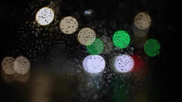 Близько Дощ Вітровому Склі Автомобіля Автомобіль Стоїть Вулицях Вечірнього Міста — стокове відео