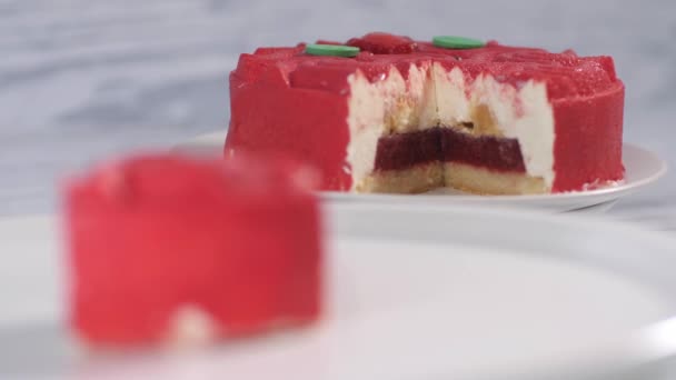 ピンクのイチゴケーキからホワイトプレートに焦点を移す スイートデザート — ストック動画
