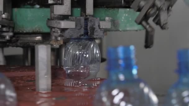 Aus Nächster Nähe Leere Blaue Plastikflaschen Werden Auf Einem Förderband — Stockvideo