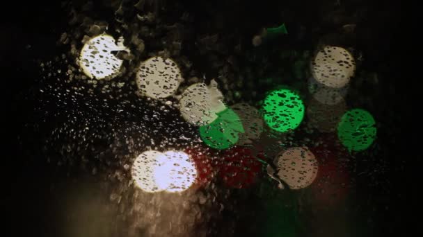 Κλείσε Σταγόνες Βροχής Στο Παρμπρίζ Αυτοκίνητο Στέκεται Στους Δρόμους Της — Αρχείο Βίντεο