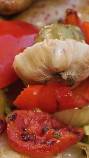 Pionowe Wideo Gotowa Porcja Grillowanych Kiełbasek Pieczoną Cukinią Pomidorami Czosnkiem — Wideo stockowe