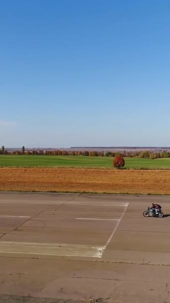 Verticale Video Een Motorfiets Met Ruiters Van Een Man Een — Stockvideo