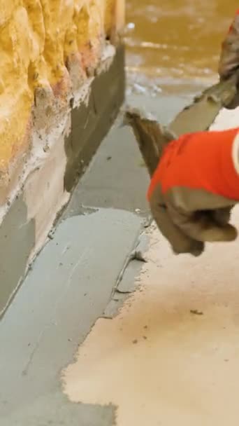 Verticale Video Handen Van Een Arbeider Met Rode Handschoenen Gebruiken — Stockvideo