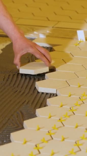 Vertikální Video Instalace Keramických Dlaždic Podlahu Měření Řezání Kusů Výstavba — Stock video