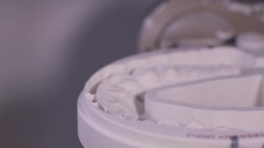Kapatın. Profesyonel bir CNC diş değirmeni makinesi yapay dişlerin şeklini üretti. Diş teknisyeninin diş laboratuarında çalışması kavramı..