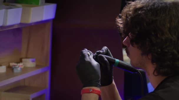 Tânăr Brunetă Lucrează Maxilară Artificială Coroane Ceramice Lustruite Laborator Dentar — Videoclip de stoc