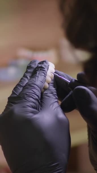 Video Verticale Odontotecnico Vista Posteriore Lucida Protesi Ceramica Nella Sua — Video Stock