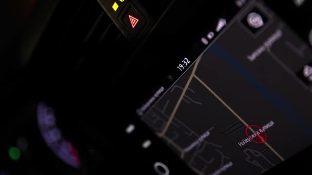 Modern Bir Arabada Navigasyon Sisteminin Görüntüsü Ekranda Yer Ukraynaca Yazılmış — Stok video