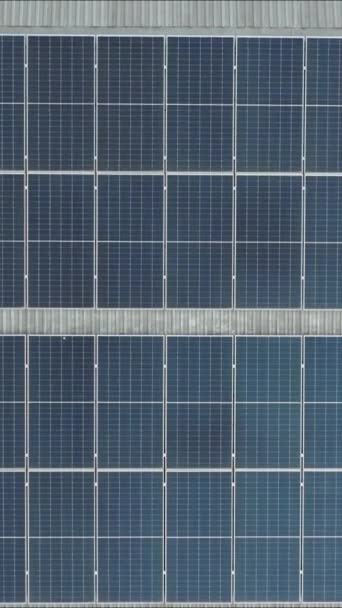 Κάθετο Βίντεο Φωτοβολταϊκά Ηλιακά Πάνελ Στην Οροφή Σχηματίζουν Μια Ομοιόμορφη — Αρχείο Βίντεο