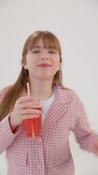 Video Vertikal Seorang Gadis Remaja Berambut Coklat Cantik Memegang Gelas — Stok Video