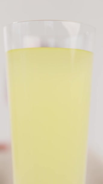 Video Verticale Silhouette Ragazzo Sfocato Prende Bicchiere Limone Succo Lime — Video Stock
