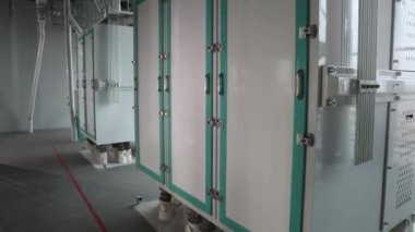 Un Fabrikası üretim. Un Eleme ve farklı kesirler kırma. Un üretimi için donatım. Bir un fabrikası parçalama ekipmanları ile atölye.