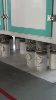 Dikey video. Un üretimi için ekipmanları kapatın. Un değirmeninde atölye çalışması. Parçalama ekipmanıyla birlikte. Un değirmeni yapımı. Un eklemek ve farklı kesirlere ayırmak.