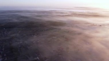 Ukrayna 'nın havadan görünüşü. Tarlaları ve ormanları olan Ukrayna kırsalı. Doğanın üzerine sabah sisi yükselen güneşin ışınlarında.