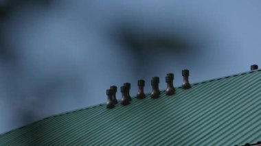 Metaldeki hava kanalları yeşil bir çatı. Çürük çarşafın çatısı. Metal profil dalgalı şeklinin çatısı