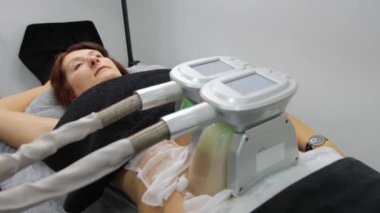 Güzellik kliniği yağ tedavisi. Profesyonel kozmetik dolabında ya da kaplıcada kriyolipoliz geçiren bir kadın. Kanepede yatan kadın hasta..
