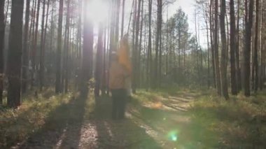 Yaşlı çift sonbahar güneşinde ormanda daireler çiziyor. Kıdemli adam karısını kollarında yüksekte tutuyor ve yerinde dönüyor. Sarı ceketli kadın mutlu. Aile ilişkileri.