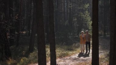 Yaşlı bir çift ormanda yürüyor ve birbirleriyle konuşarak iyi vakit geçiriyorlar. Kadın memnuniyetle bir kozalak fırlatır ve bir yaprak tutar. Son sınıf öğrencisi birlikte olmaktan mutlu..