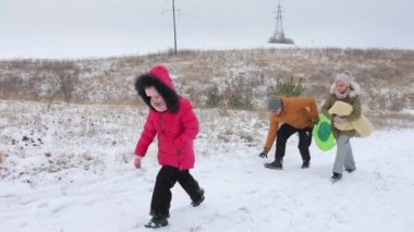 Yetişkin bir erkek ve kadın bir kızı yakalar ve ona kartopu atmaya başlarlar. O, bu oyunu neşeyle destekliyor ve aynı zamanda coşkuyla kar atıyor. Aile kışın karlı doğada yürür..