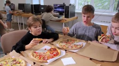 Bilgisayar sınıfındaki çocuklar bilgisayarların olduğu masadan kalkar ve diğer sınıf arkadaşlarıyla pizza yemeye giderler. Bilgisayar bilimi dersleri ve lezzetli bir öğle yemeği..