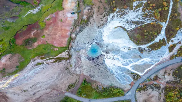 Yukarıda, İzlanda 'daki büyük bir Geysir uçağı infilak ederken çekilmiş..