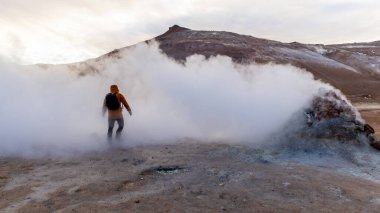 İzlanda 'da bir geyşanın buharına giren kişi.