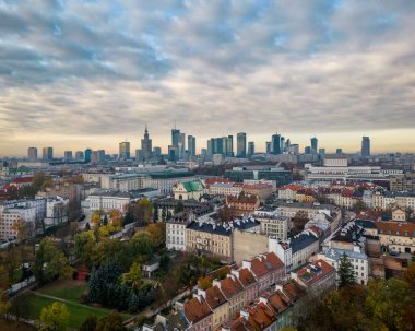 Varşova 'nın yeni alanındaki ufuk çizgilerinin insansız hava aracı görünümü