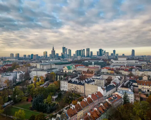 Varşova 'nın yeni alanındaki ufuk çizgilerinin insansız hava aracı görünümü