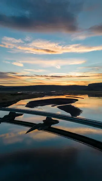 Manzaralı Köprü ile İzlanda Günbatımı Yansıması