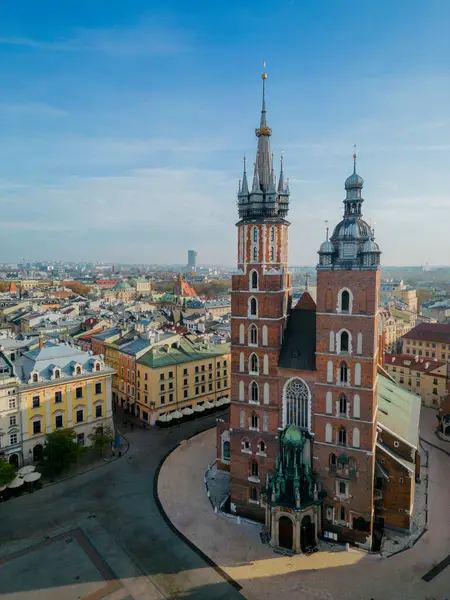 Krakow Poland 'ın eski kasabasında cephesinde saati olan büyük bir bina.