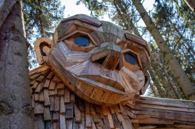 Ormanın ortasında dev Thomas Dambo görüntüleri.