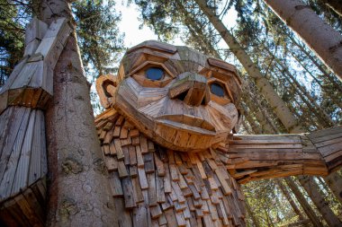 Ormanın ortasında dev Thomas Dambo görüntüleri.