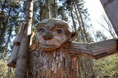 Ormanın ortasında dev Thomas Dambo görüntüleri.