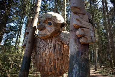 Ormanın ortasında dev Thomas Dambo görüntüleri.