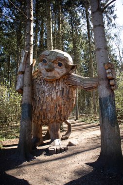 Ormanın ortasında dev Thomas Dambo görüntüleri.