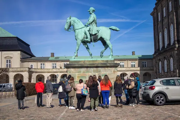 Kral IV. Charles 'ın heykeli turistlerle turnede.