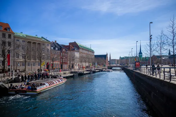Şehir merkezinin ortasındaki bir Kopenhag kanalında turistik tekne.