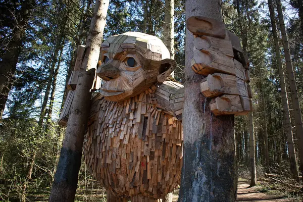 Ormanın ortasında dev Thomas Dambo görüntüleri.