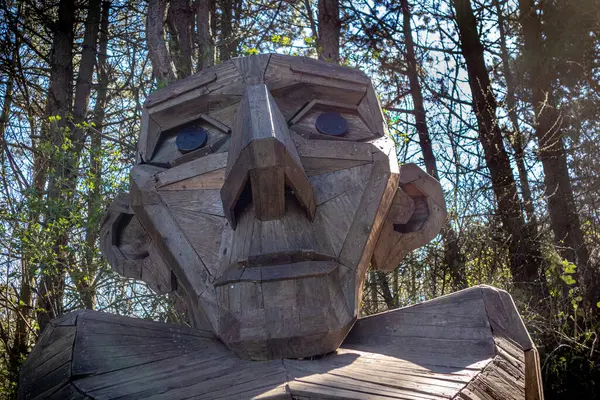 Ormanın ortasında dev Thomas Dambo görüntüleri.