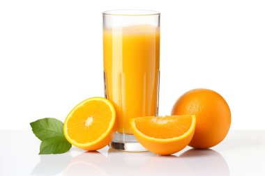 % 100 portakal suyu beyaz arkaplanda izole edilmiş, kırpma yolu ile