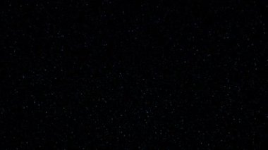 Uzayda hareket eden yıldızlar. Koyu mavi arka planda uçan yıldızlar. 4 bin. Soyut arkaplan. Canlandırılmış Video