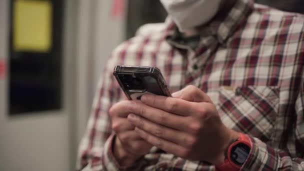 Homem Mascarado Monta Metrô Munique Navega Internet Seu Smartphone Conceito — Vídeo de Stock