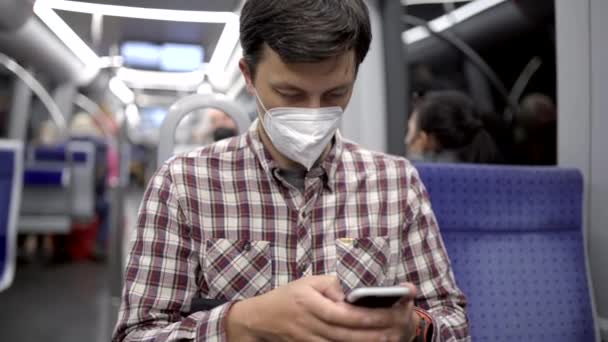 Человек Маске Ездит Метро Мюнхене Пользуется Интернетом Своем Смартфоне Гигиена — стоковое видео