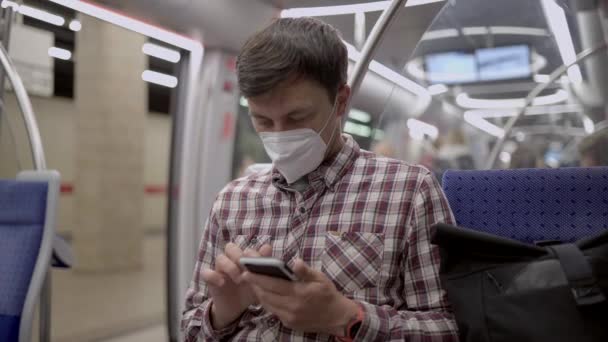 Gemaskerde Passagier Metro München Maakt Gebruik Van Internet Zijn Smartphone — Stockvideo