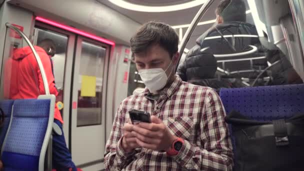 Пассажир Маске Мюнхенском Метро Пользуется Интернетом Своем Смартфоне Человек Маске — стоковое видео